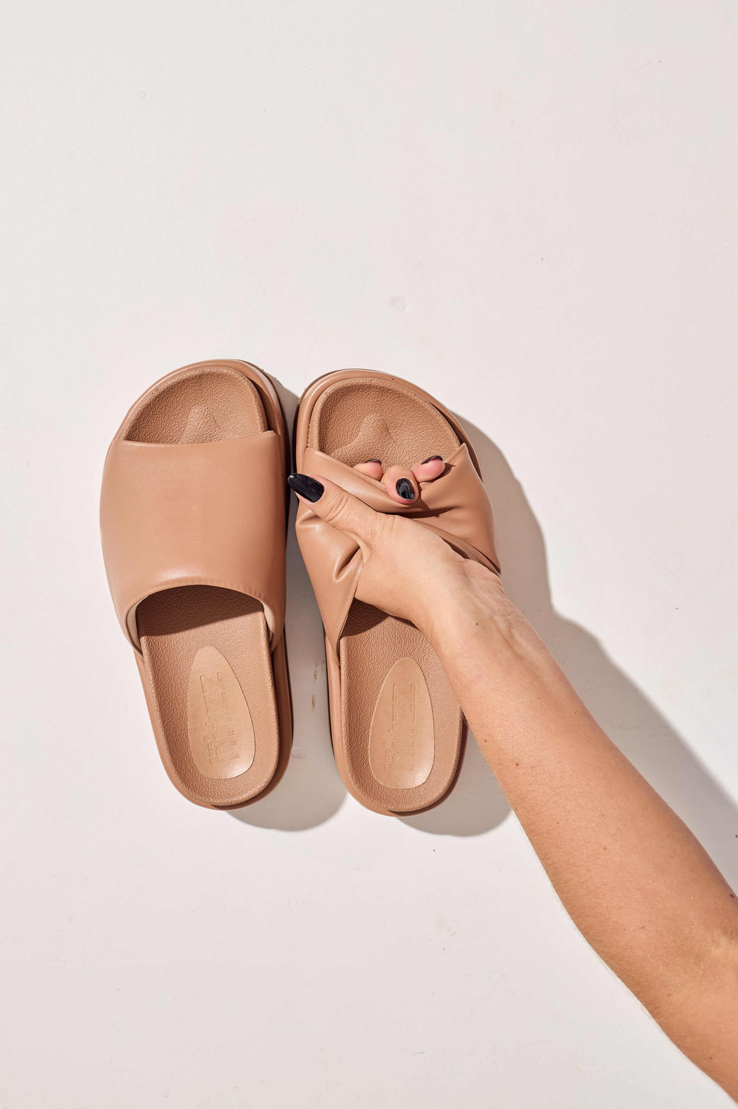 FIFI - TAMANCO FEMININO PLATAFORMA TIRA ACOLCHOADA CAMEL FIFI - TAMANCO FEMININO PLATAFORMA TIRA ACOLCHOADA CAMEL