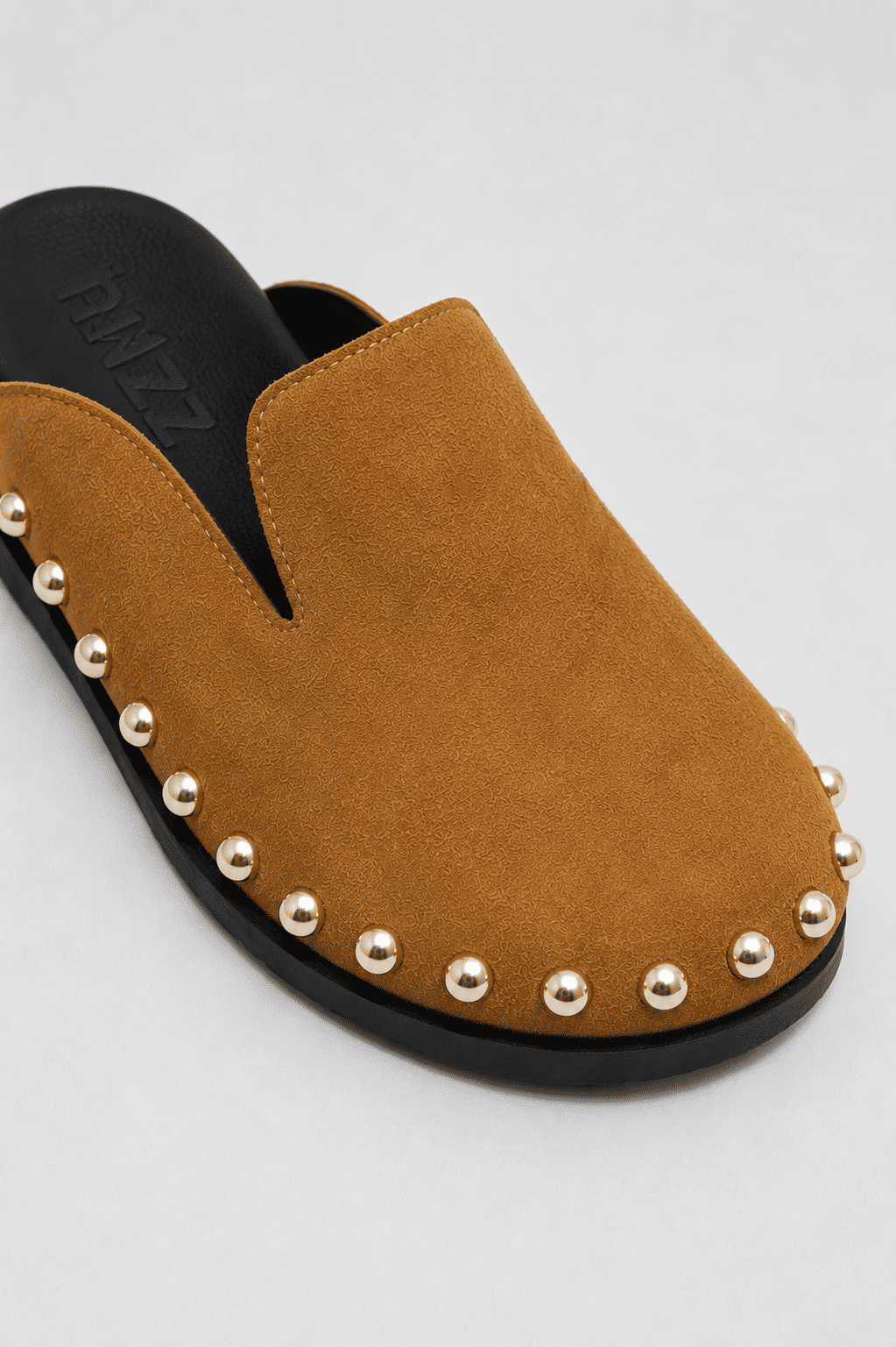 EMMA - CLOG FEMININO TACHAS COURO BEGE EMMA - CLOG FEMININO TACHAS COURO BEGE
