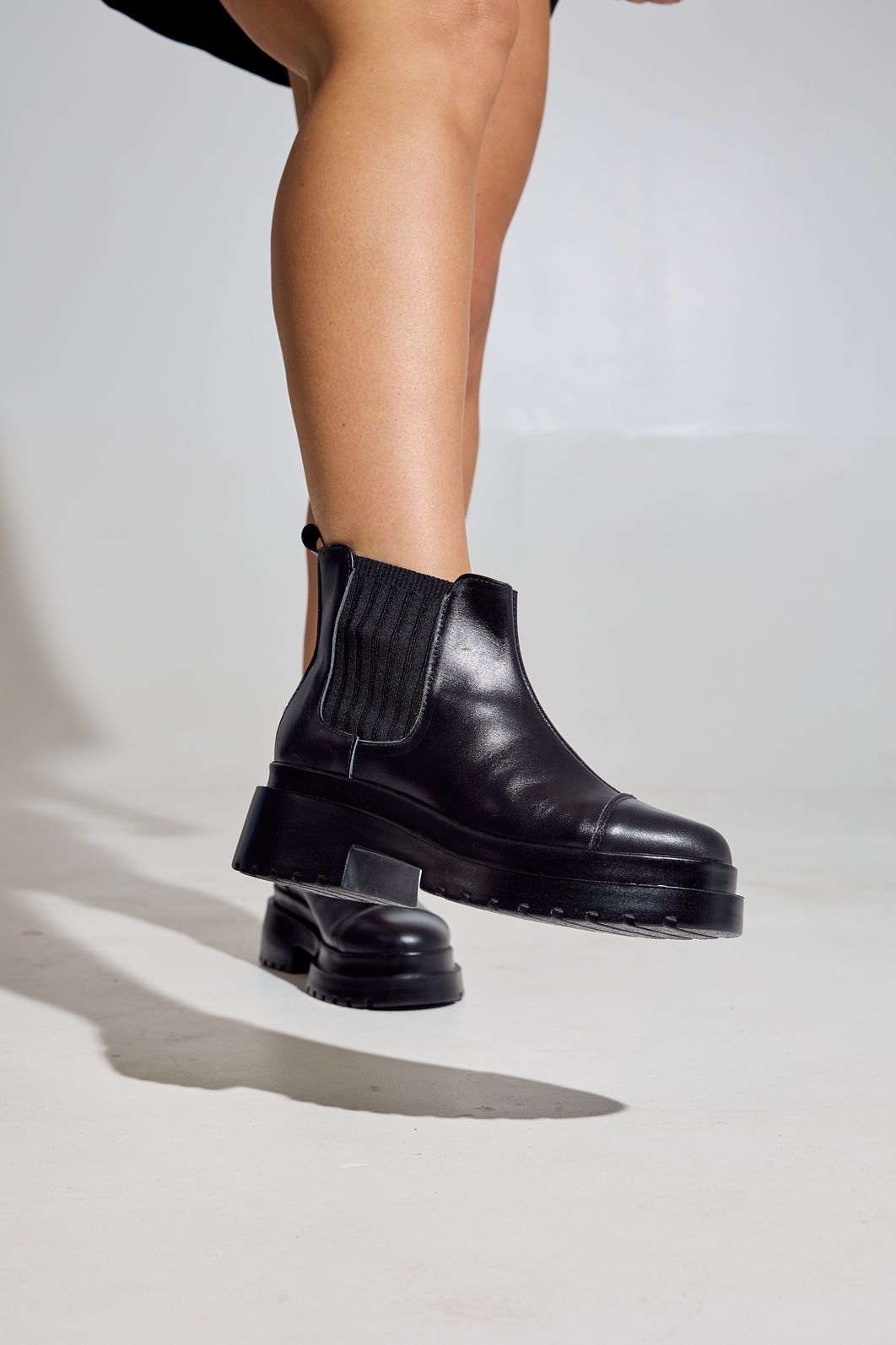 GRACI - BOTA CHELSEA FEMININA TRATORADA COURO PRETA GRACI - BOTA CHELSEA FEMININA TRATORADA COURO PRETA