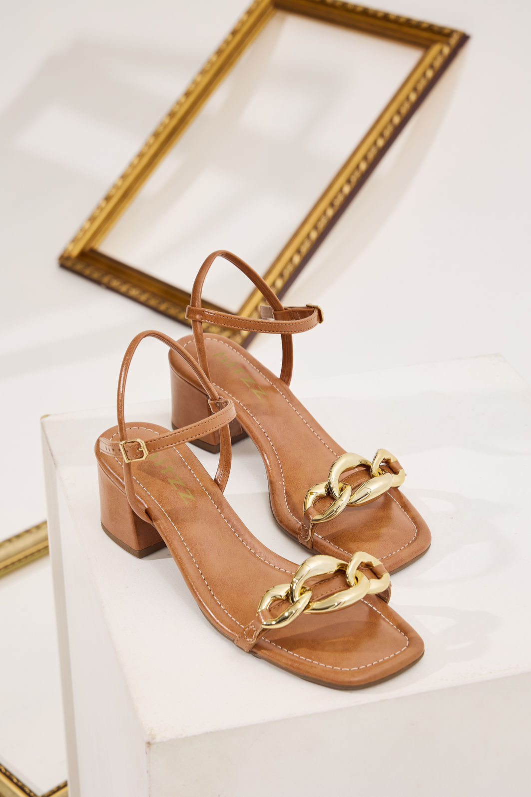 SORAIA - SANDÁLIA FEMININA SALTO BAIXO CAMEL SORAIA - SANDÁLIA FEMININA SALTO BAIXO CAMEL