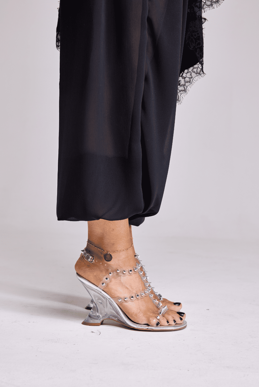 tasha-sandalia-feminina-spikes-prata Sandália Feminina Tasha Prata no pé vista lateral