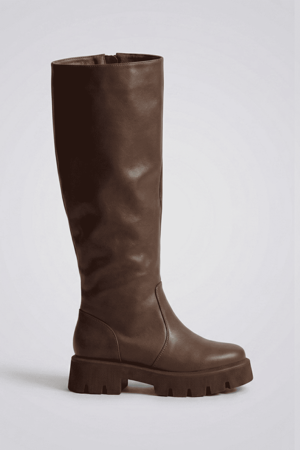zuna-bota-feminina-cano-longo-tratorada-marrom Bota feminina cano longo tratorada marrom ZUNA, vista lateral, com zíper e sola tratorada