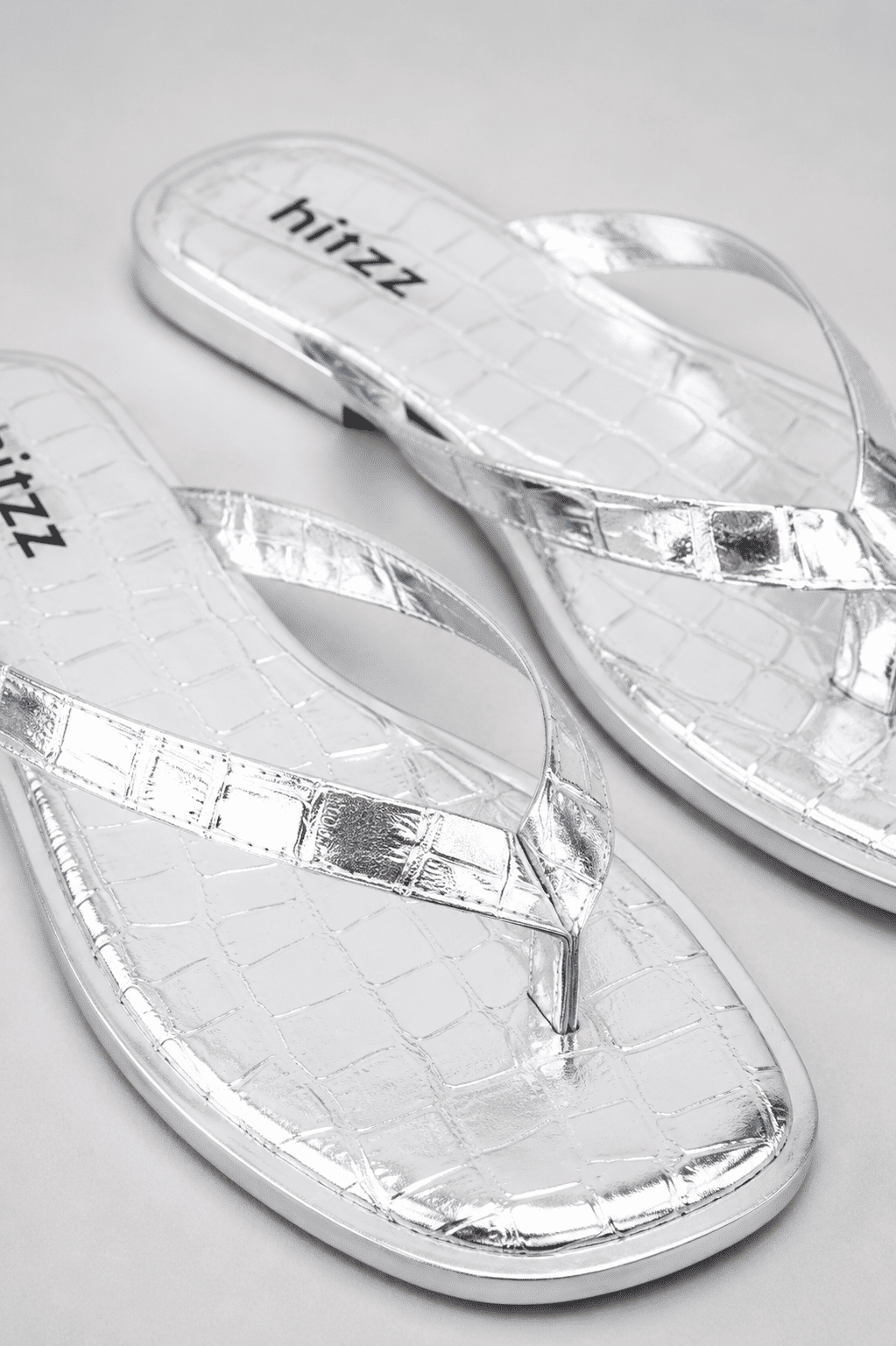 isla-flatform-feminina-croco-prata Chinelo Flat Feminino Isla Prata Croco em vista superior mostrando palmilha e tiras de dedo com zoom