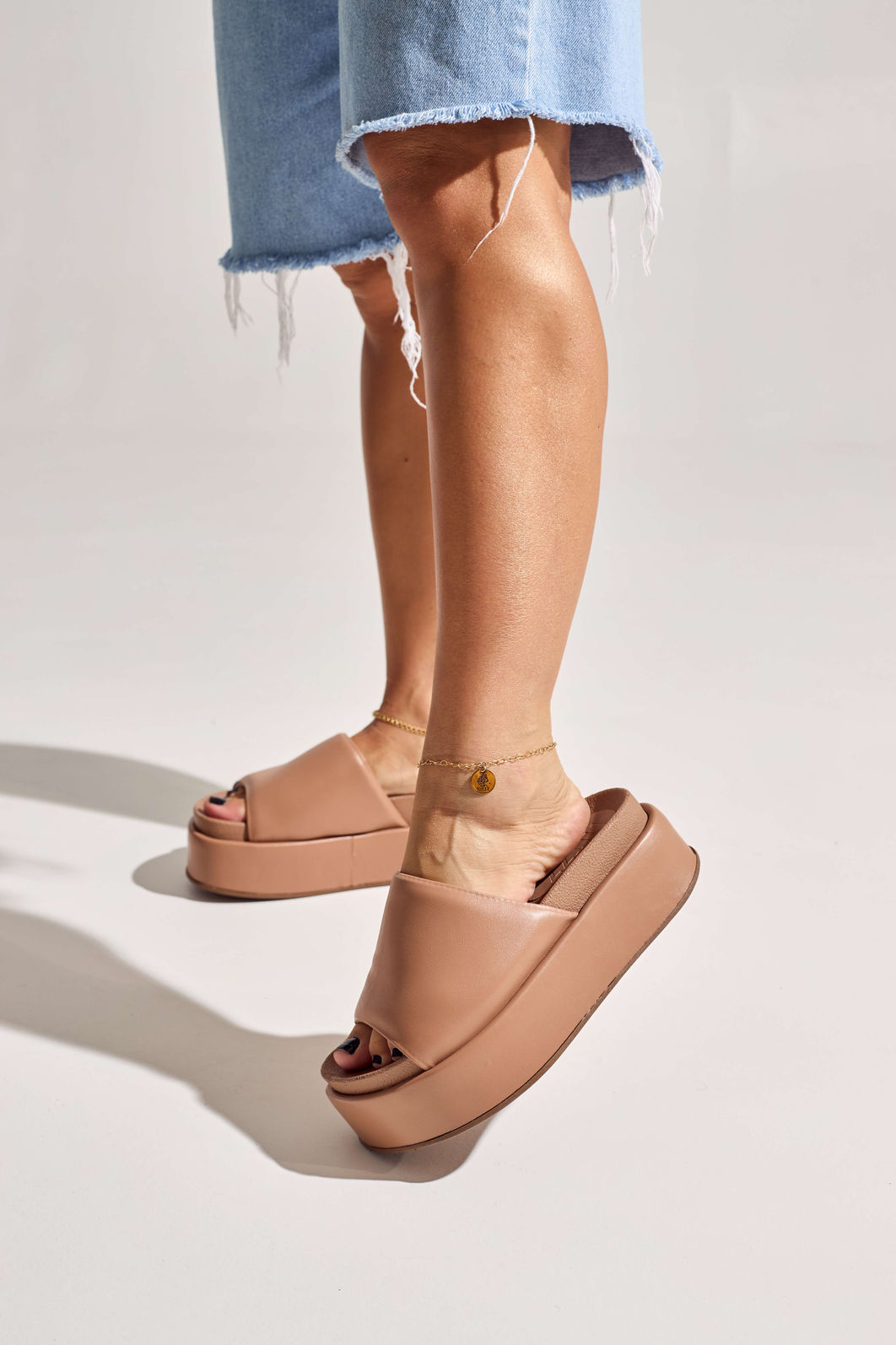 FIFI - TAMANCO FEMININO PLATAFORMA TIRA ACOLCHOADA CAMEL FIFI - TAMANCO FEMININO PLATAFORMA TIRA ACOLCHOADA CAMEL