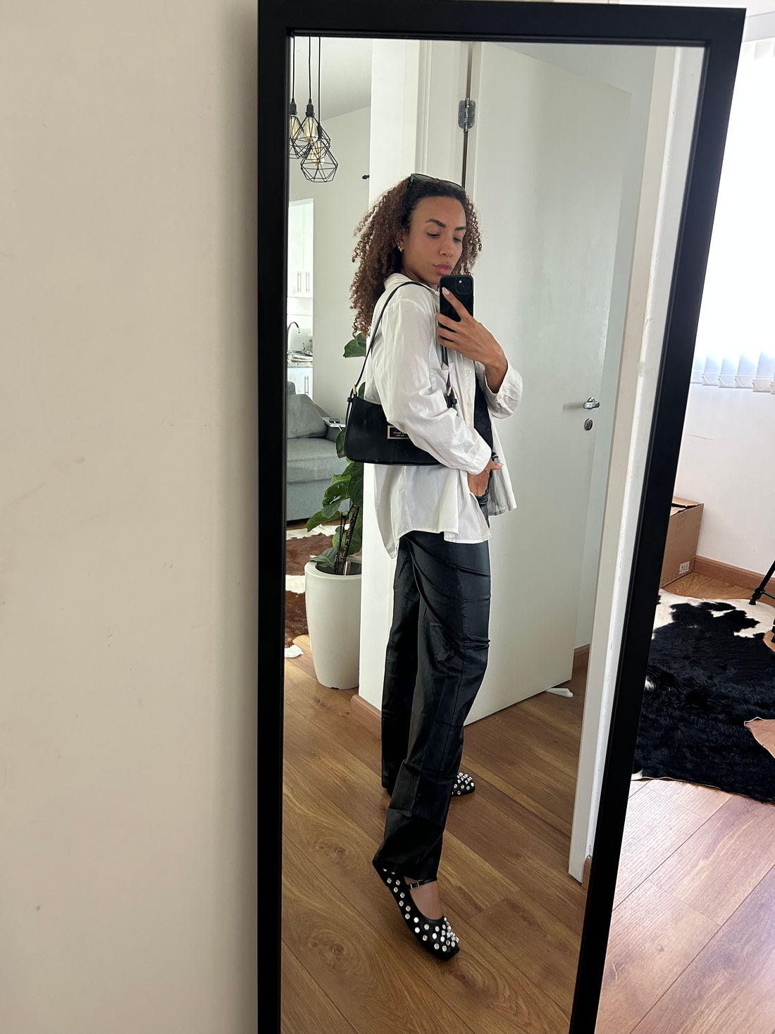 sapatilha-feminina-bico-quadrado-tela-aplicacoes-preta-blair Look completo com calça preta, blusa branca e sapatilha feminina Blair preta, foto em frente ao espelho