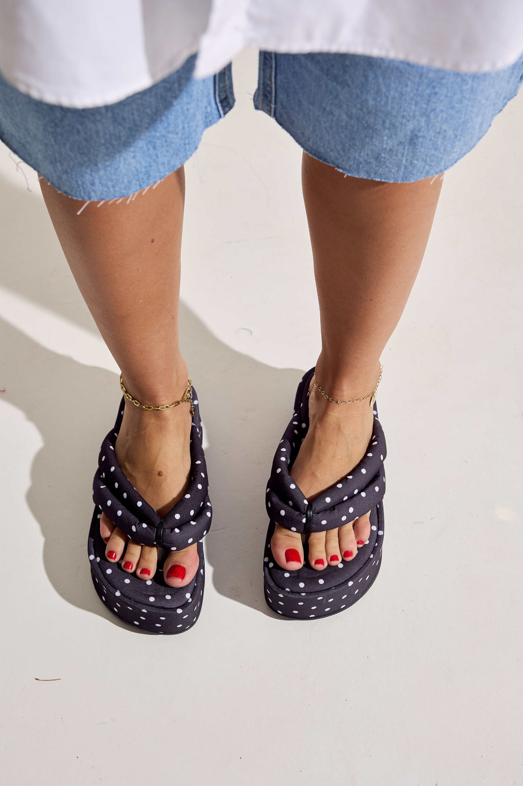 SAKURA - CHINELO FLATFORM POÁ TIRAS PUFFER PRETO E BRANCO