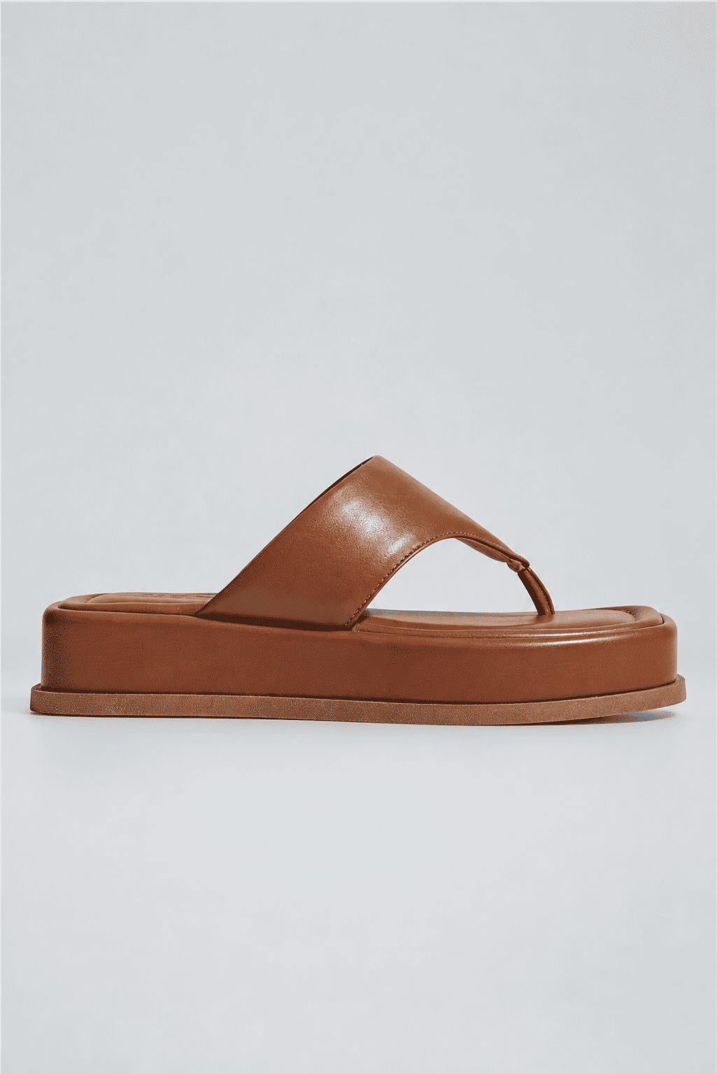 chinelo-flatform-couro-feminino-camel-buzios Chinelo flatform feminino couro camel, vista lateral, solado em contraste, produto isolado em fundo cinza claro.