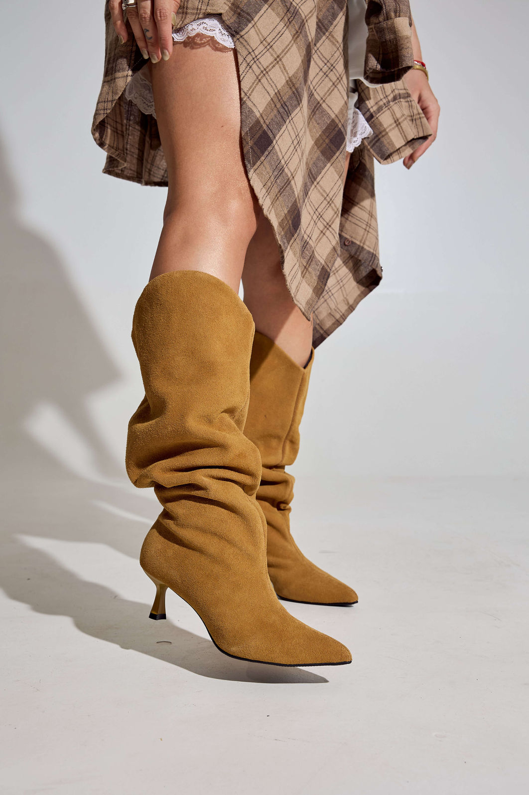 IANCA - BOTA FEMININA 2 EM 1 SALTO BAIXO SLOUCH COURO BEGE IANCA - BOTA FEMININA 2 EM 1 SALTO BAIXO SLOUCH COURO BEGE