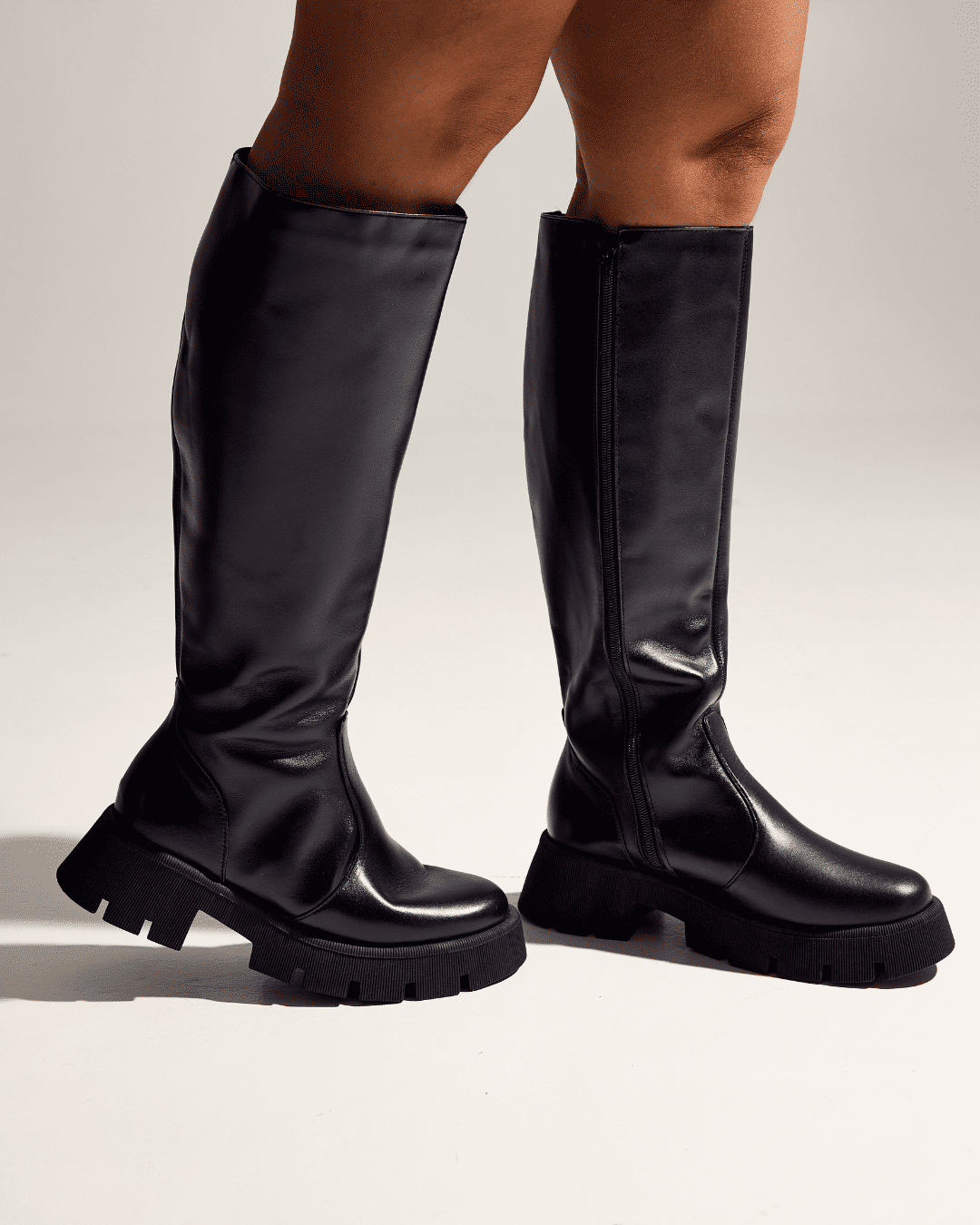 ZUNA - BOTA FEMININA CANO LONGO TRATORADA PRETA