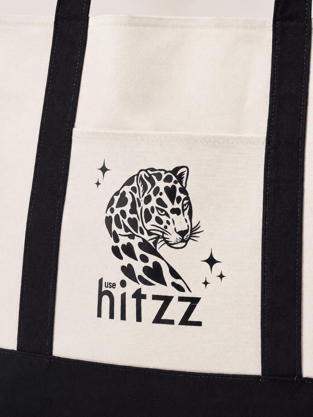 hitzz-bolsa-feminina-ombro-off-white-preto Detalhe da estampa felino HITZZ na bolsa feminina off white