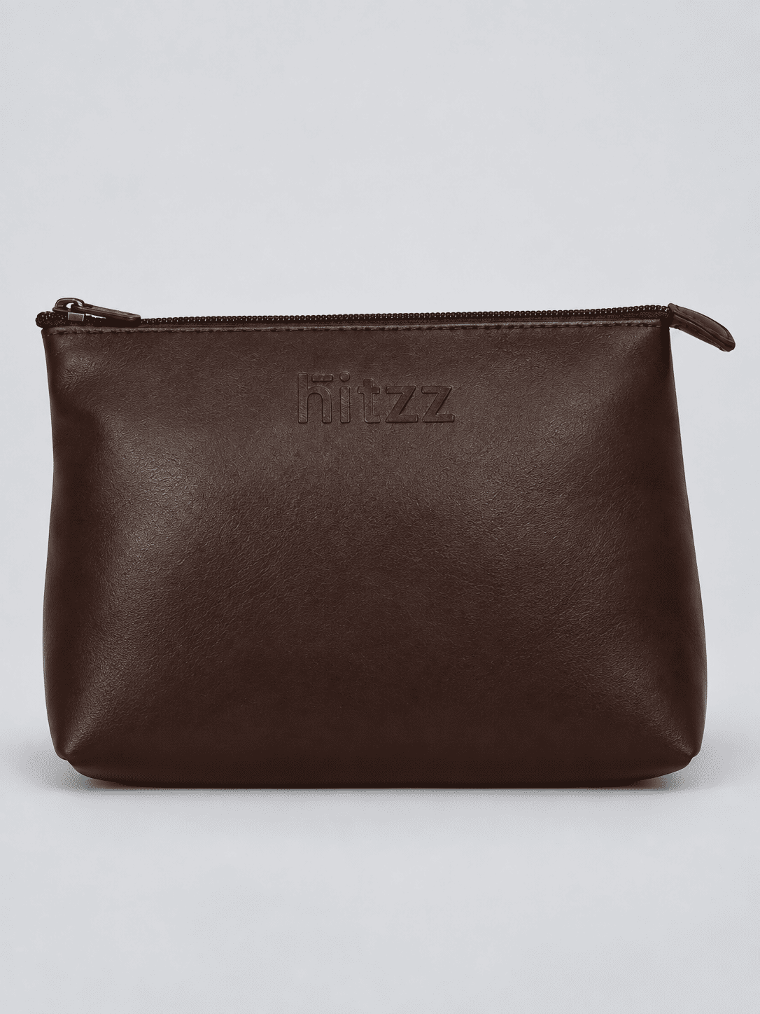 necessaire-feminina-hitzz-couro Necessaire Feminina Couro Hitzz marrom escuro com fechamento em zíper e logo em baixo-relevo
