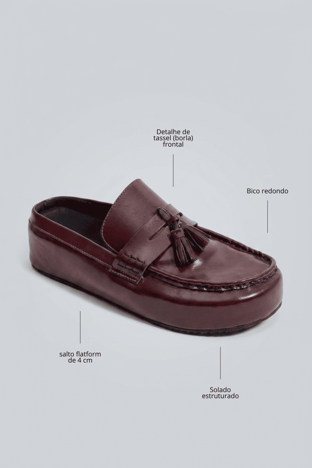 Clog Feminino Mali Bordô em ângulo 3/4, com tassel e solado flatform em destaque