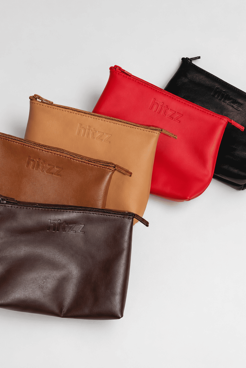 necessaire-feminina-hitzz-couro Necessaire Feminina Couro Hitzz em diferentes cores com fechamento em zíper e logo em baixo-relevo