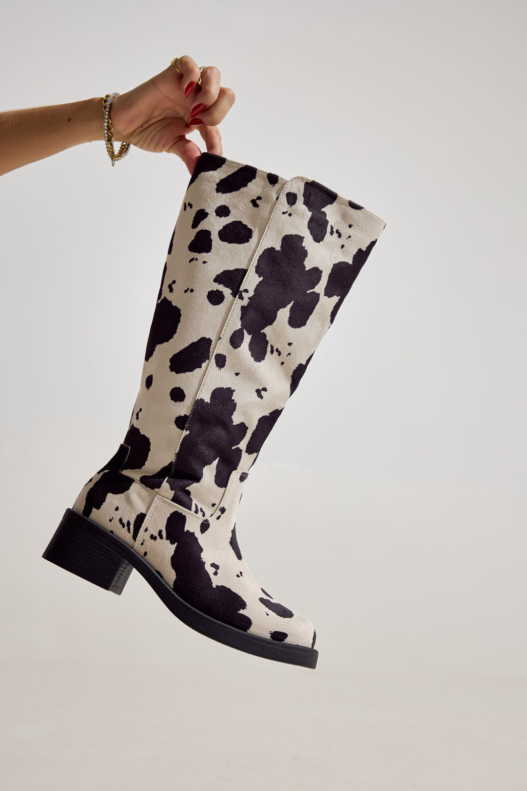 MEL - BOTA FEMININA CANO LONGO VACA PRETO E BRANCO MEL - BOTA FEMININA CANO LONGO VACA PRETO E BRANCO