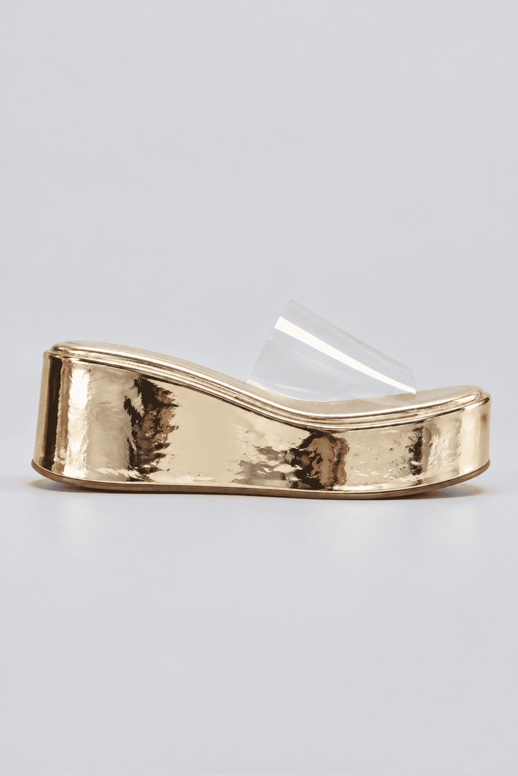 tamanco-flatform-feminino-tira-vinil-dourado-adele Adele - Tamanco Flatform Feminina Tira Vinil Dourado visto de lado, com solado metalizado e tira transparente