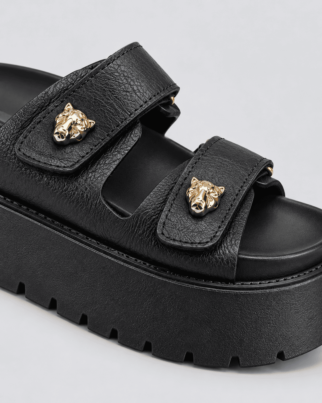 tiger-papete-feminina-tira-velcro-preta Detalhe da Papete Feminina Tiger Preta com aplicações de felino