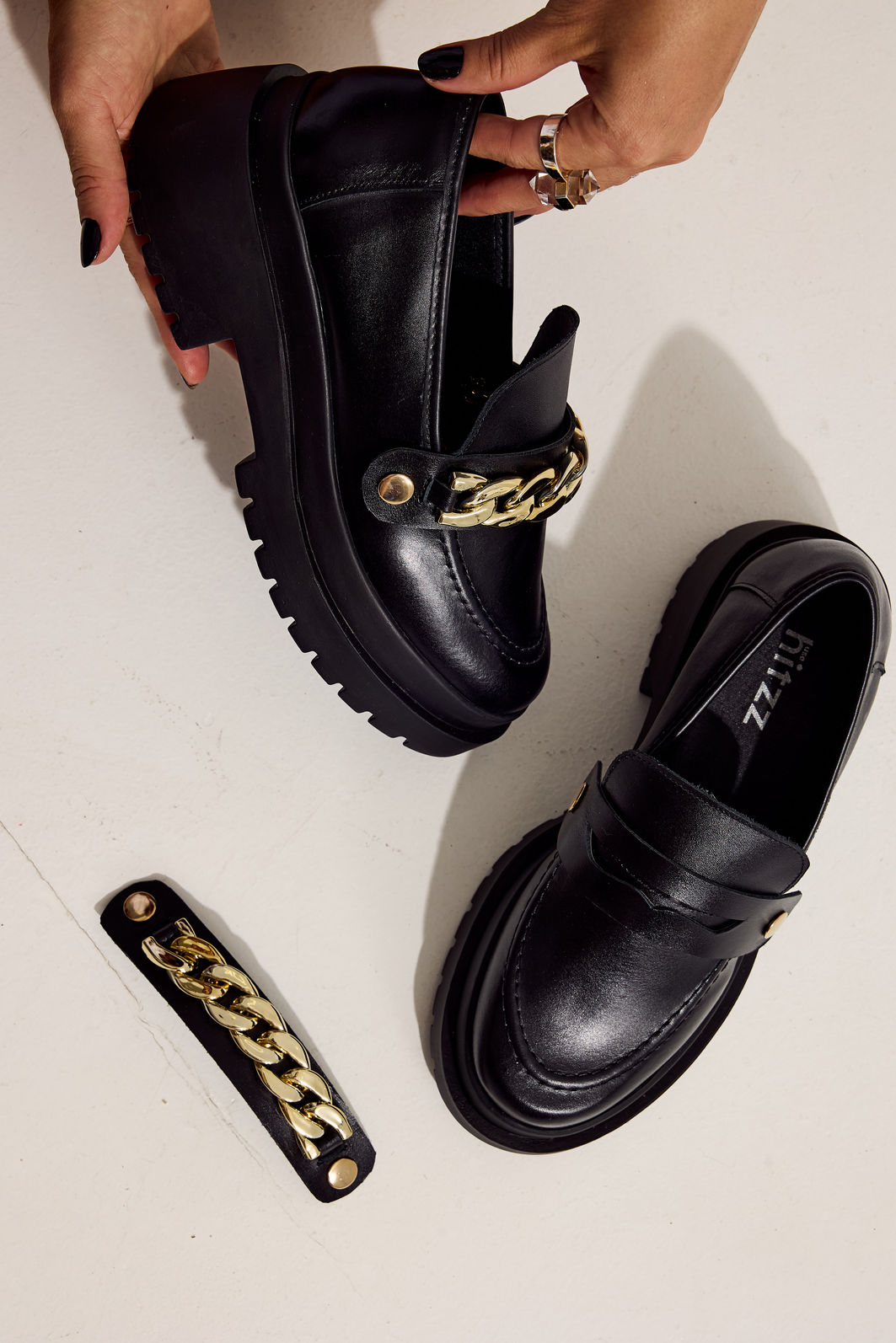 BRIANA - MOCASSIM FEMININO COURO TRATORADO PRETO COM FIVELAS BRIANA - MOCASSIM FEMININO COURO TRATORADO PRETO COM FIVELAS
