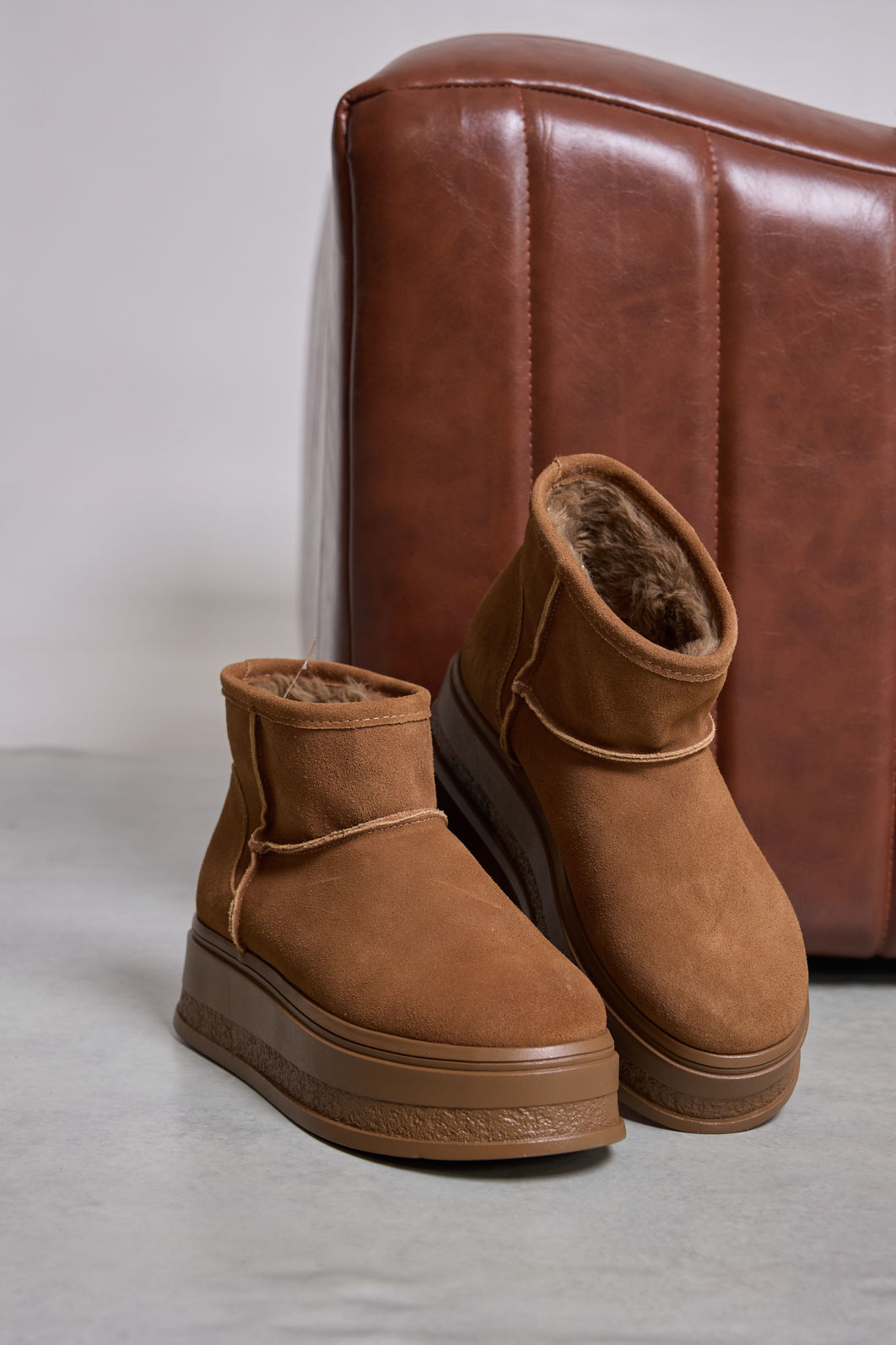HIORI - BOTA FEMININA PELUCIADA COURO BEGE HIORI - BOTA FEMININA PELUCIADA COURO BEGE