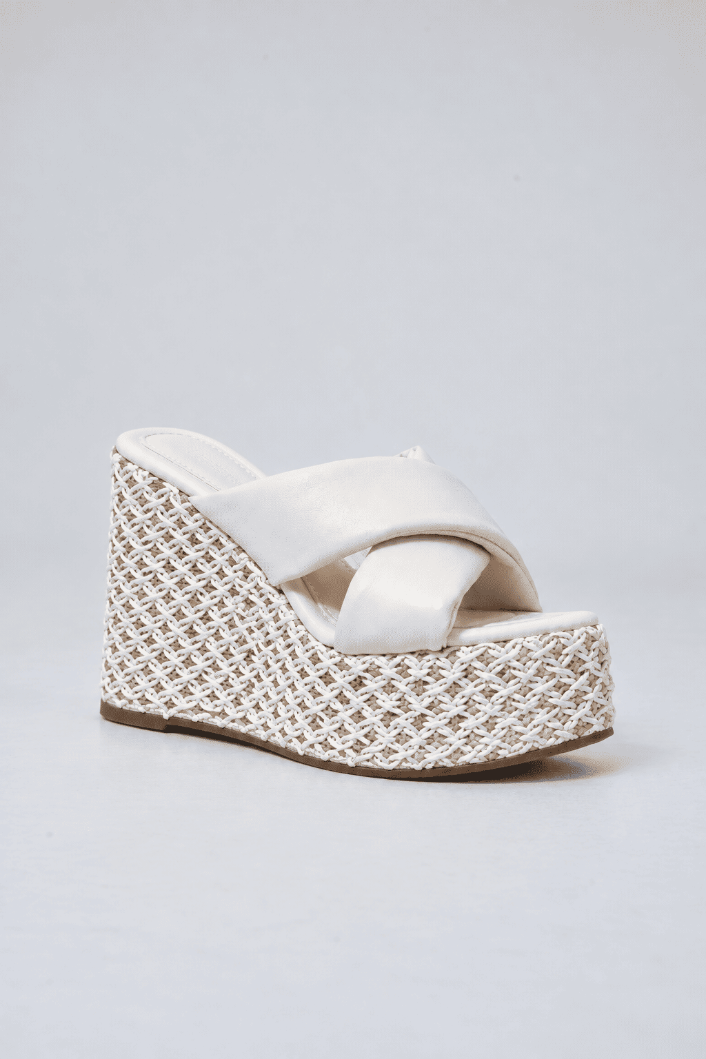 livia-tamanco-feminino-plataforma-off-white Tamanco Livia branco com tiras cruzadas e plataforma trançada
