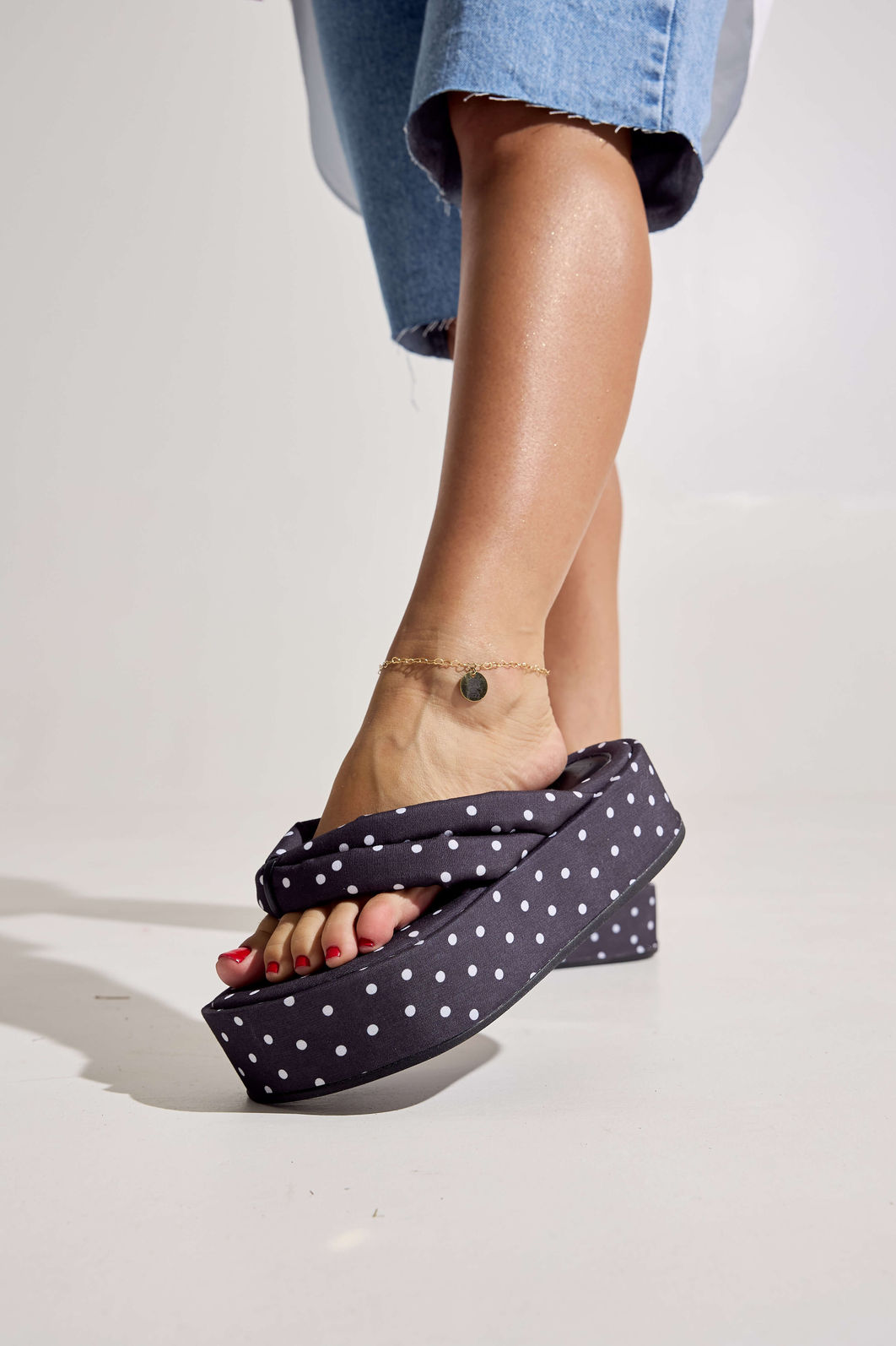 SAKURA - CHINELO FLATFORM POÁ TIRAS PUFFER PRETO E BRANCO