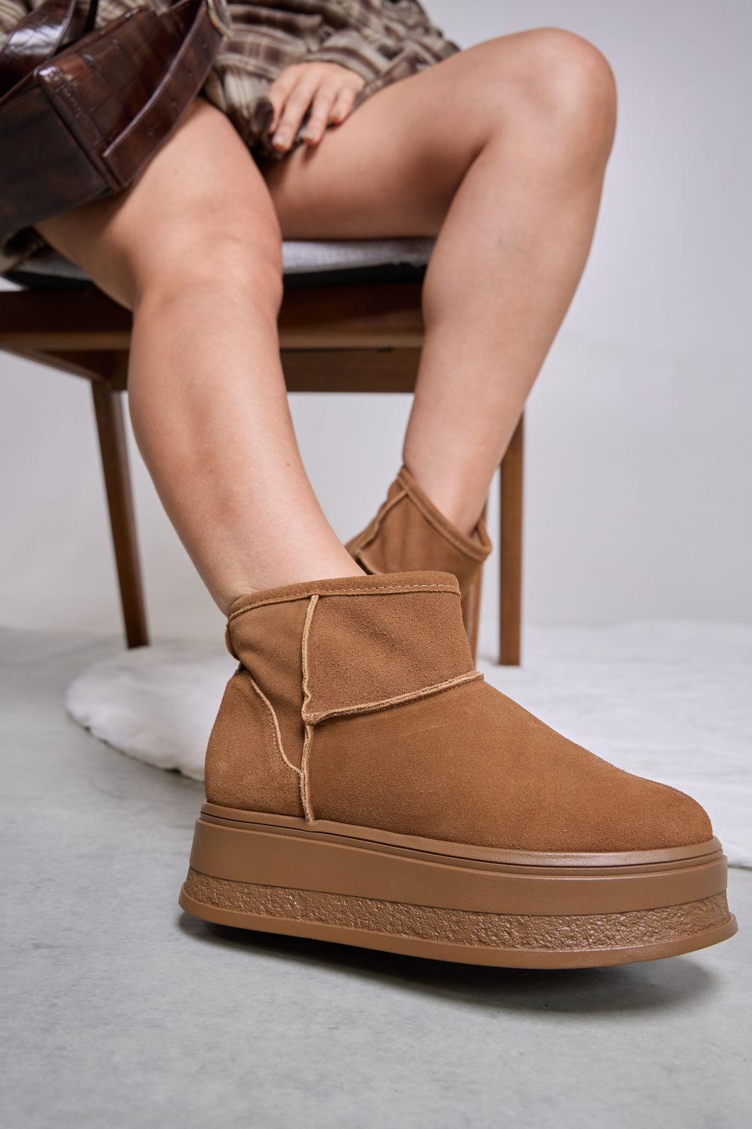 HIORI - BOTA FEMININA PELUCIADA COURO BEGE HIORI - BOTA FEMININA PELUCIADA COURO BEGE