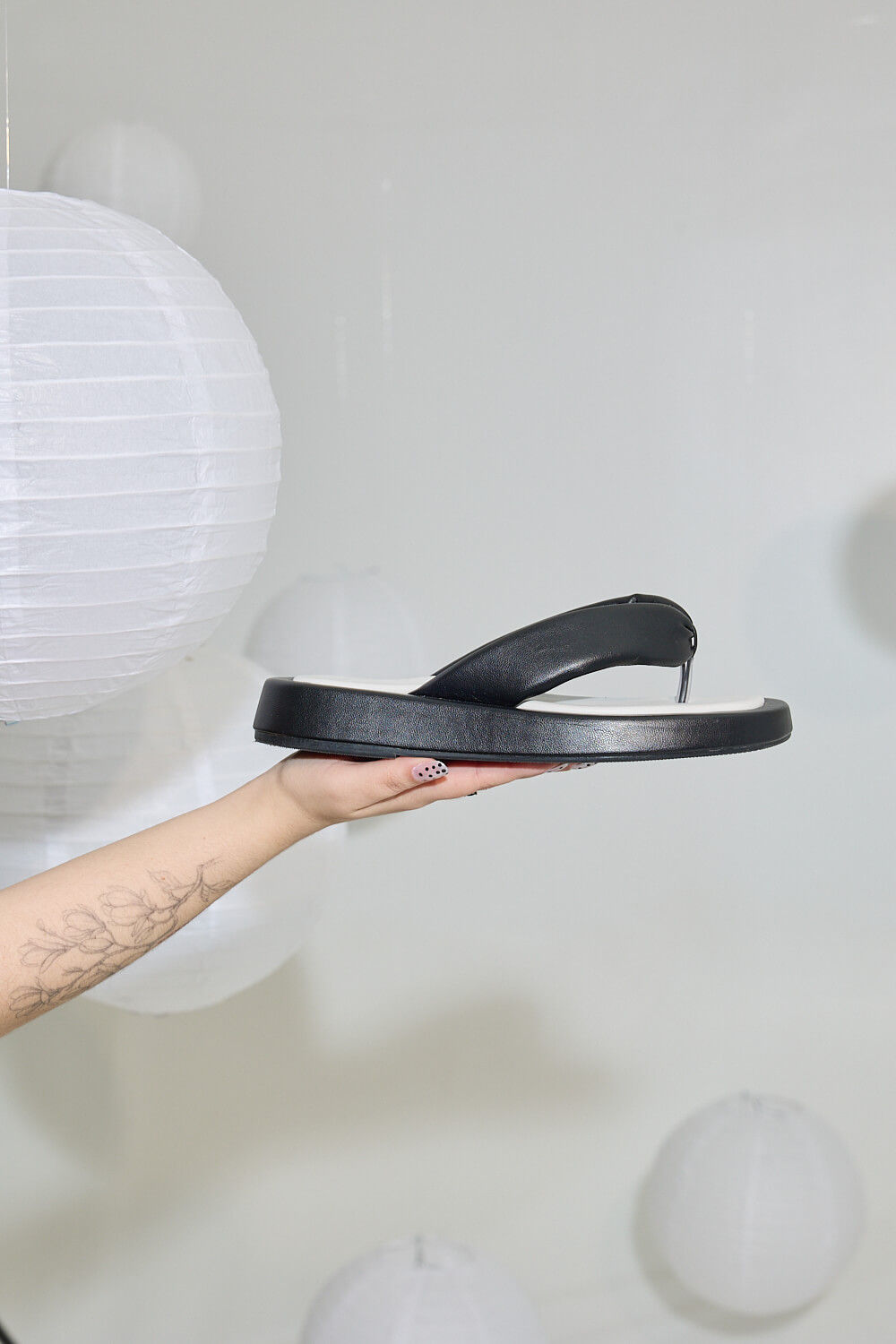 TOKYO - CHINELO FLATFORM PRETO E BRANCO TOKYO - CHINELO FLATFORM PRETO E BRANCO