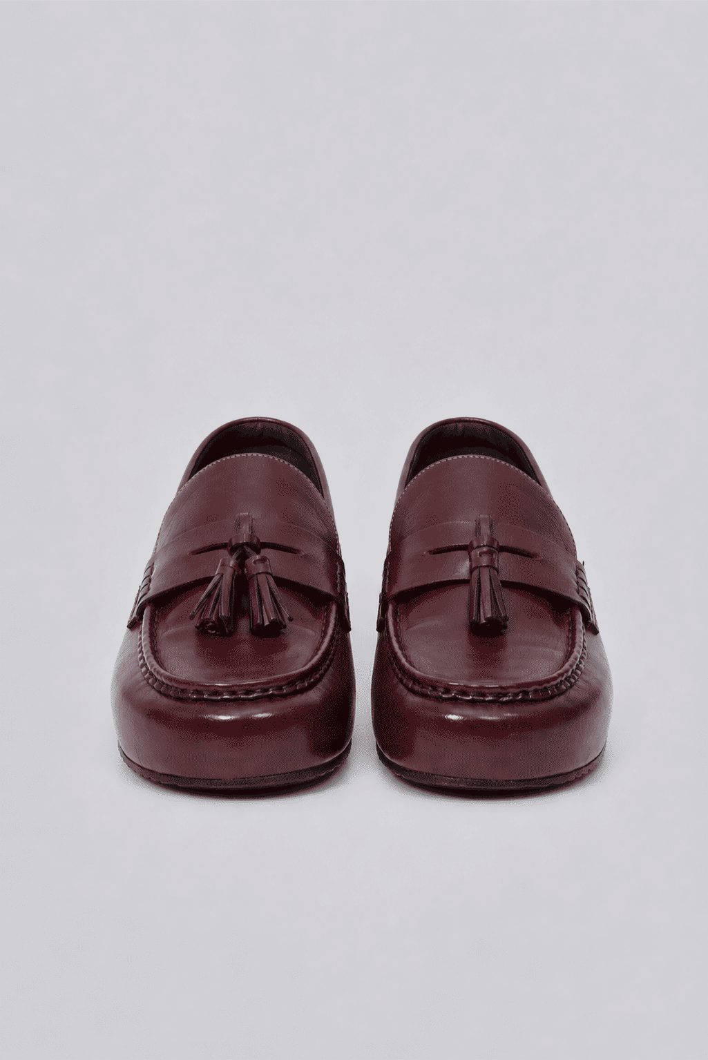 Par de Clogs Mali Bordô vistos de cima, tassels em destaque