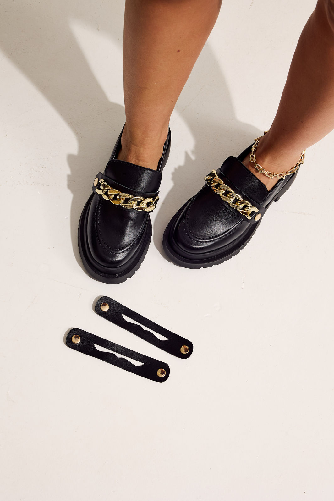 BRIANA - MOCASSIM FEMININO COURO TRATORADO PRETO COM FIVELAS BRIANA - MOCASSIM FEMININO COURO TRATORADO PRETO COM FIVELAS