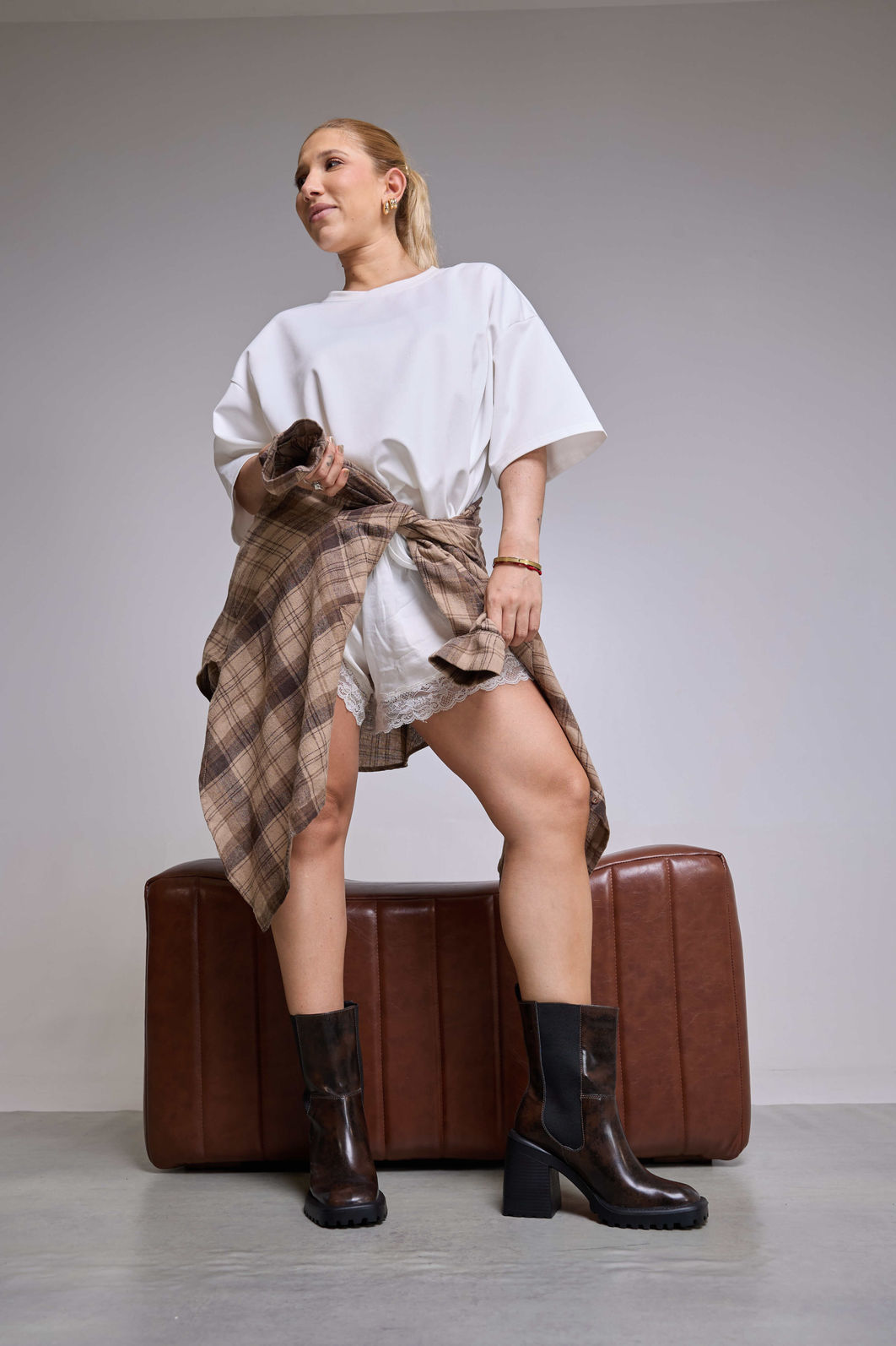 aline-bota-feminina-3-em-1 Bota Feminina Aline marrom de cano longo usada com shorts e camisa branca em look fashionista