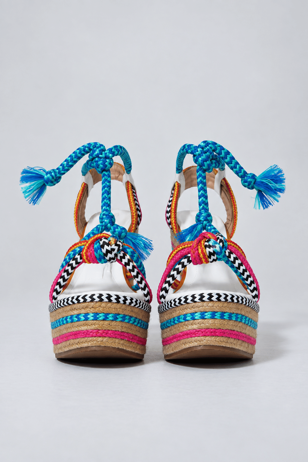 califa-sandalia-feminina-amarraçao-multicolorida Sandália feminina plataforma Califa multicolorida vista traseira