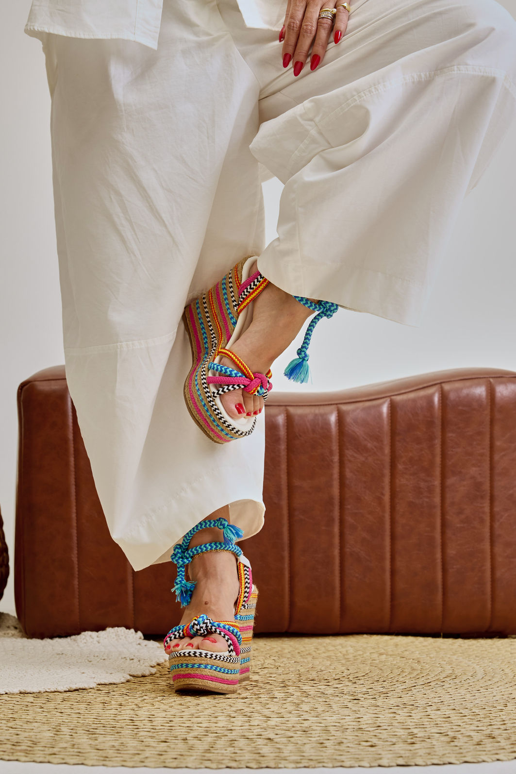 califa-sandalia-feminina-amarraçao-multicolorida Sandália Califa multicolorida no pé com plataforma de 13 cm
