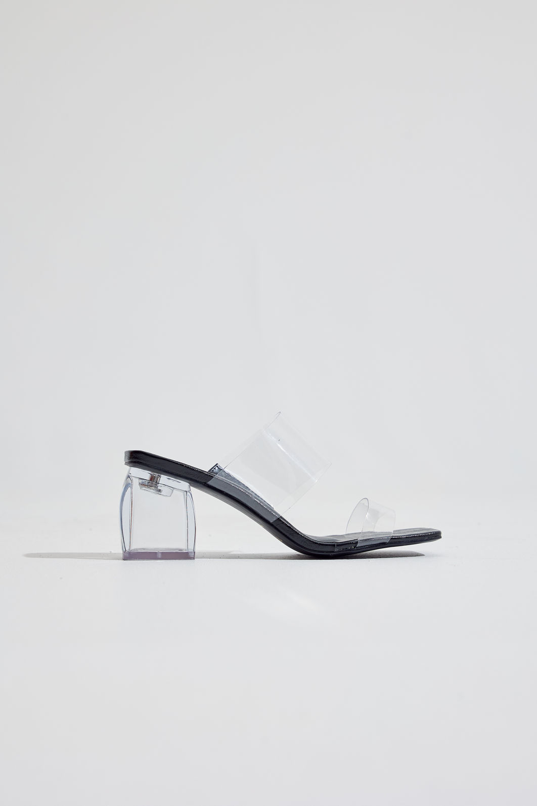 KIM - TAMANCO FEMININO SALTO TRANSPARENTE TIRAS DE VINIL PRETO KIM - TAMANCO FEMININO SALTO TRANSPARENTE TIRAS DE VINIL PRETO