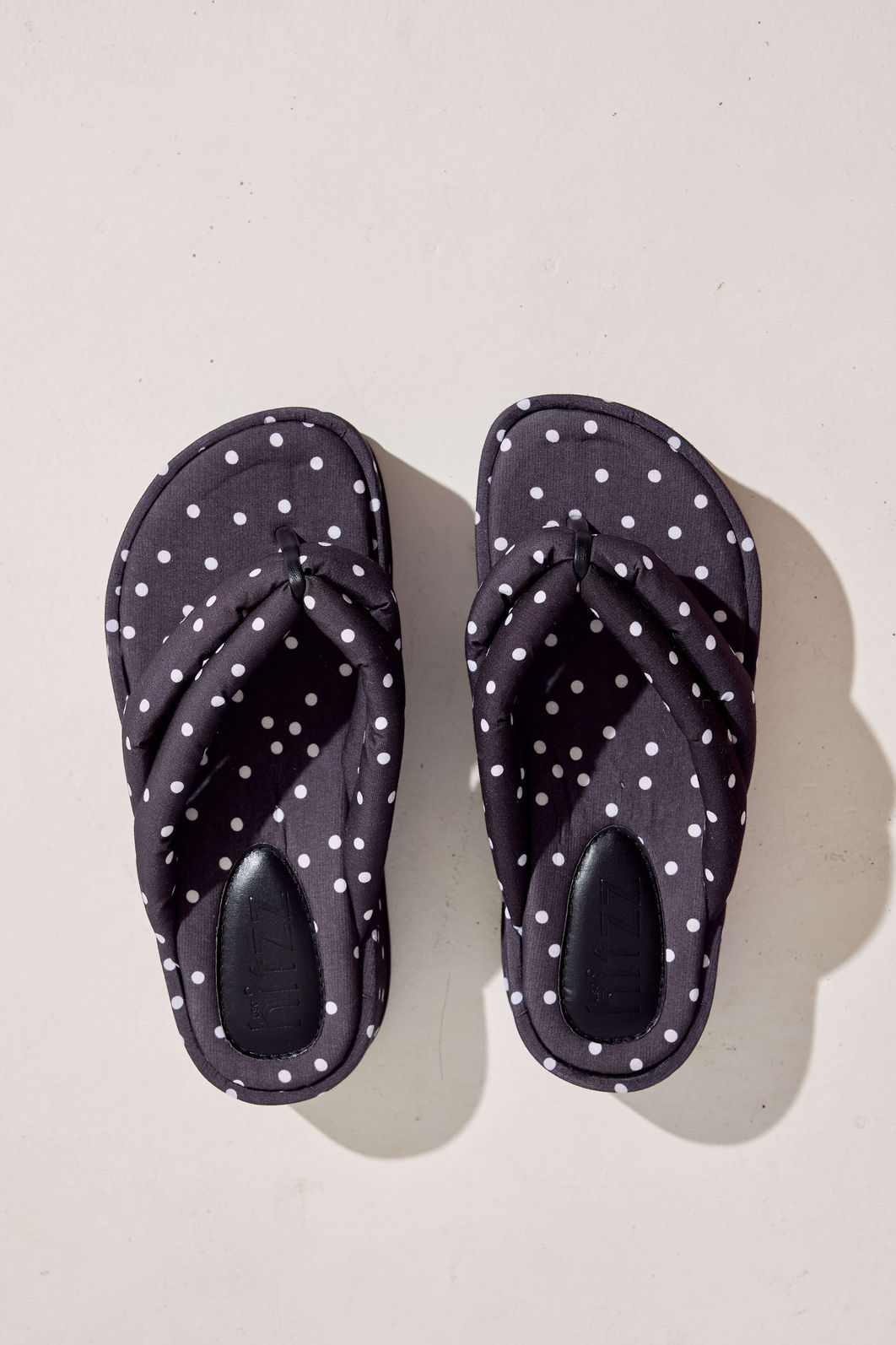 SAKURA - CHINELO FLATFORM POÁ TIRAS PUFFER PRETO E BRANCO