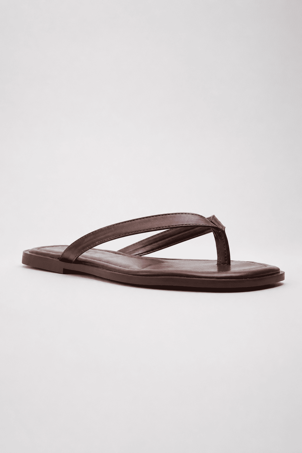 isla-chinelo-flat-feminino-marrom Chinelo Flat Feminino Isla Marrom em vista lateral com tiras finas de dedo e solado rasteiro 45 graus