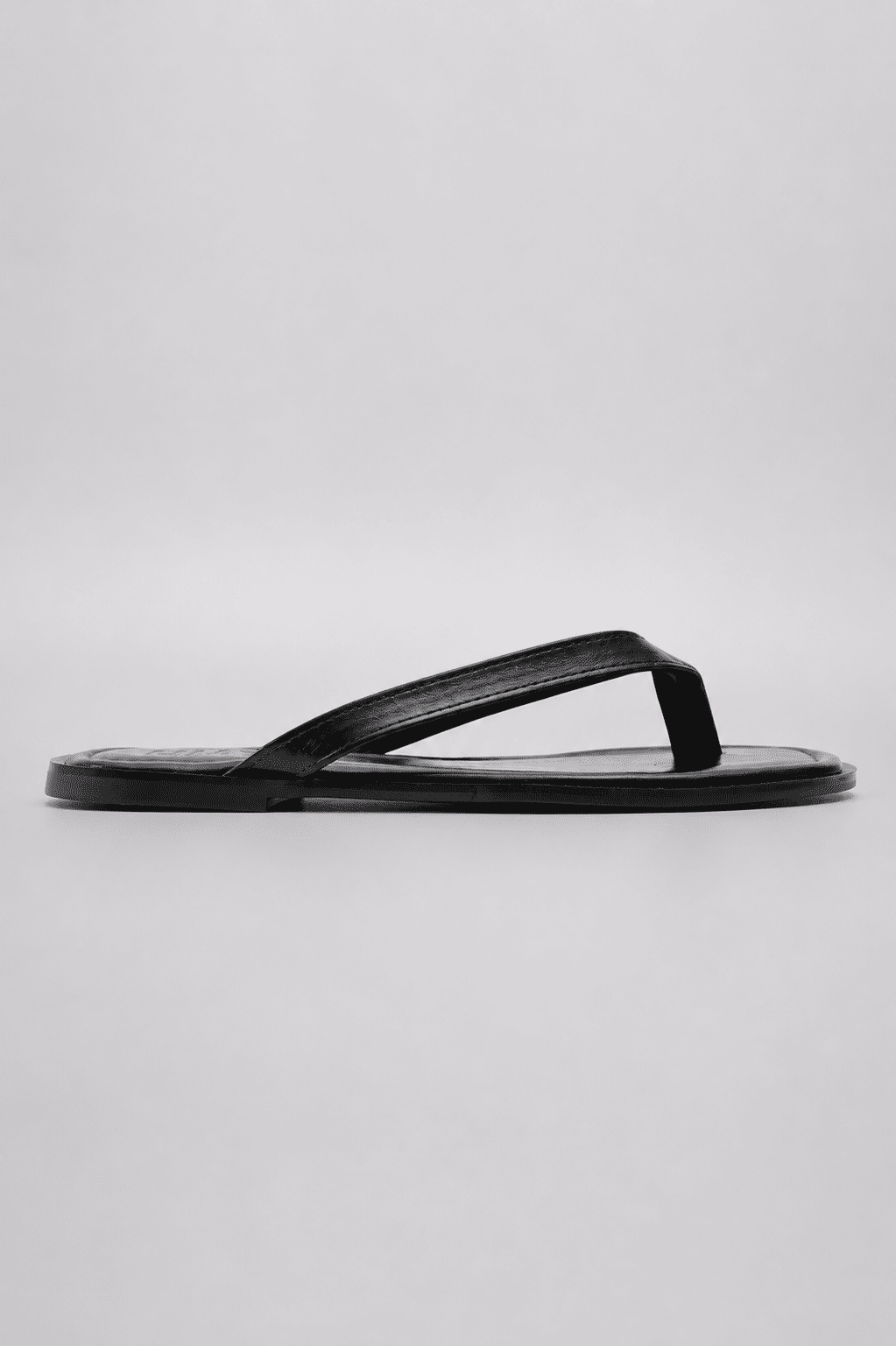 isla-flat-feminino-preto Chinelo Flat Feminino Isla Preto em vista lateral com tiras finas de dedo e solado rasteiro