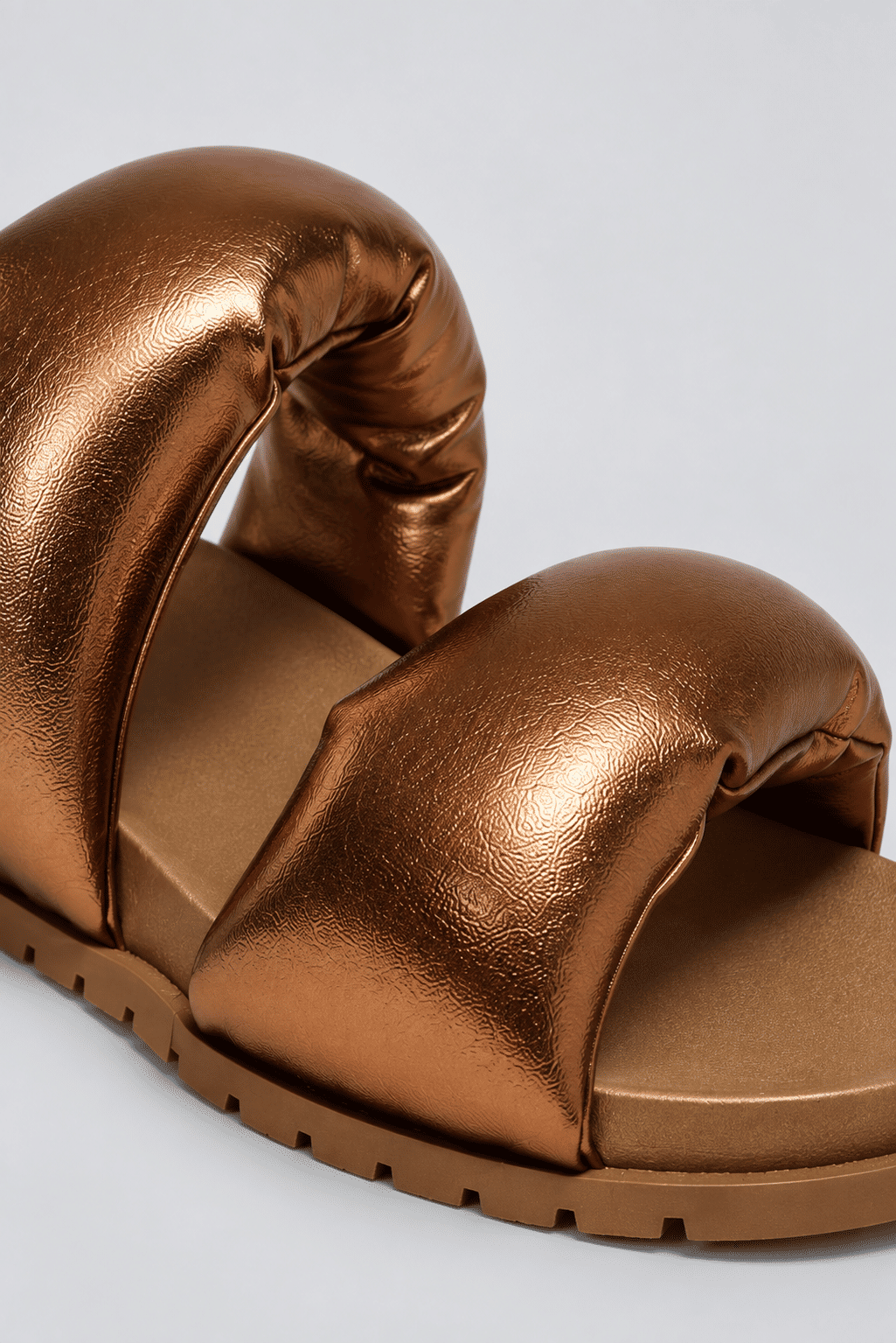 lili-papete-anatomica-feminina-bronze Detalhe aproximado das tiras puffer metalizadas da Papete Lili Bronze