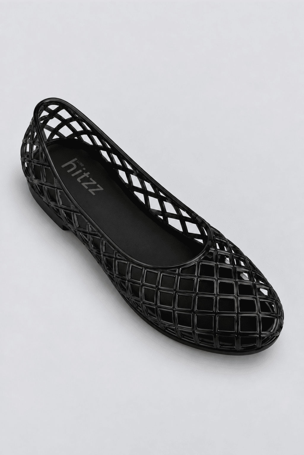 sapatilha-feminina-preto-gummy Sapatilha Feminina Preto - Gummy vista em ângulo três quartos de cima, com a marca "hitzz" impressa no solado interno.