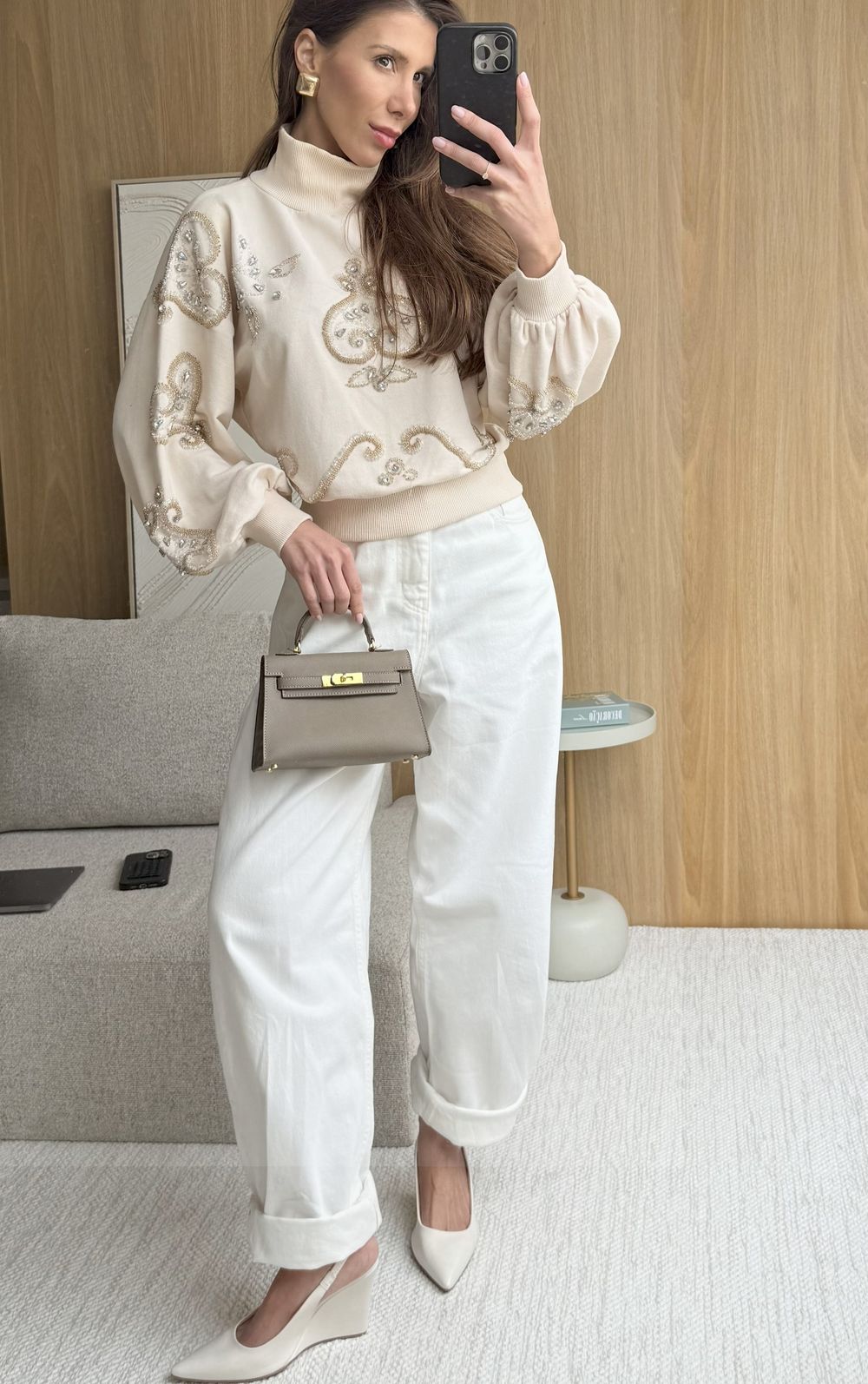 scarpin-feminino-salto-anabela-slinback-off-white-suzan Look completo com scarpin feminino salto anabela off white, calça e bolsa em tons neutros