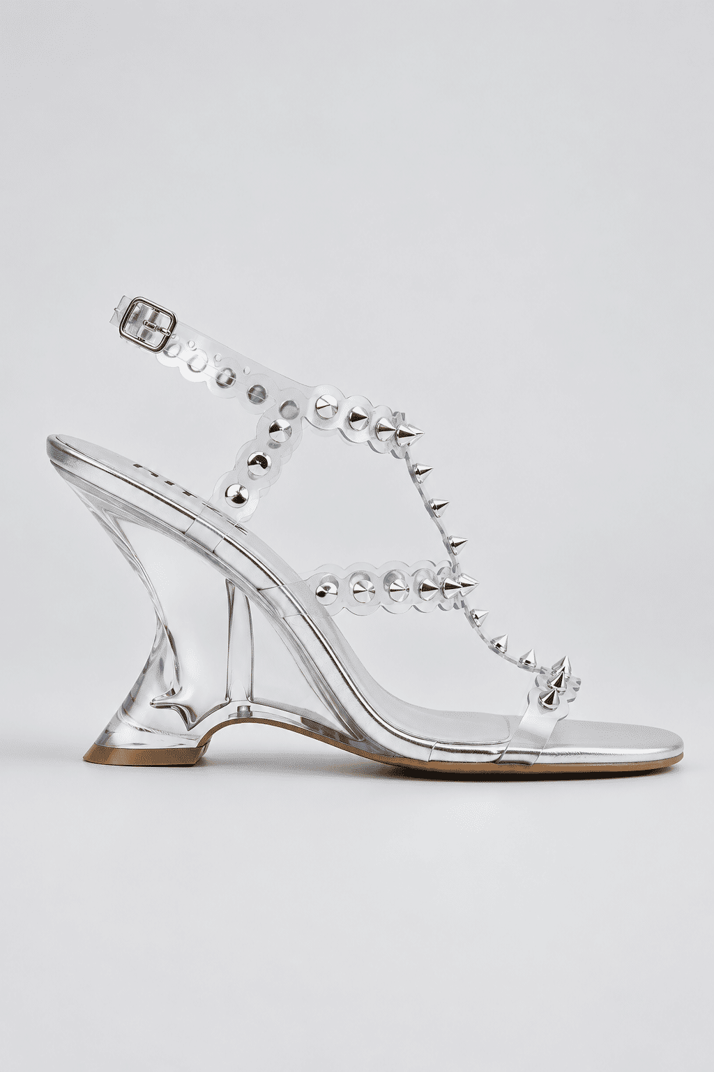 tasha-sandalia-feminina-spikes-prata Sandália Feminina Tasha Prata com spikes vista lateral