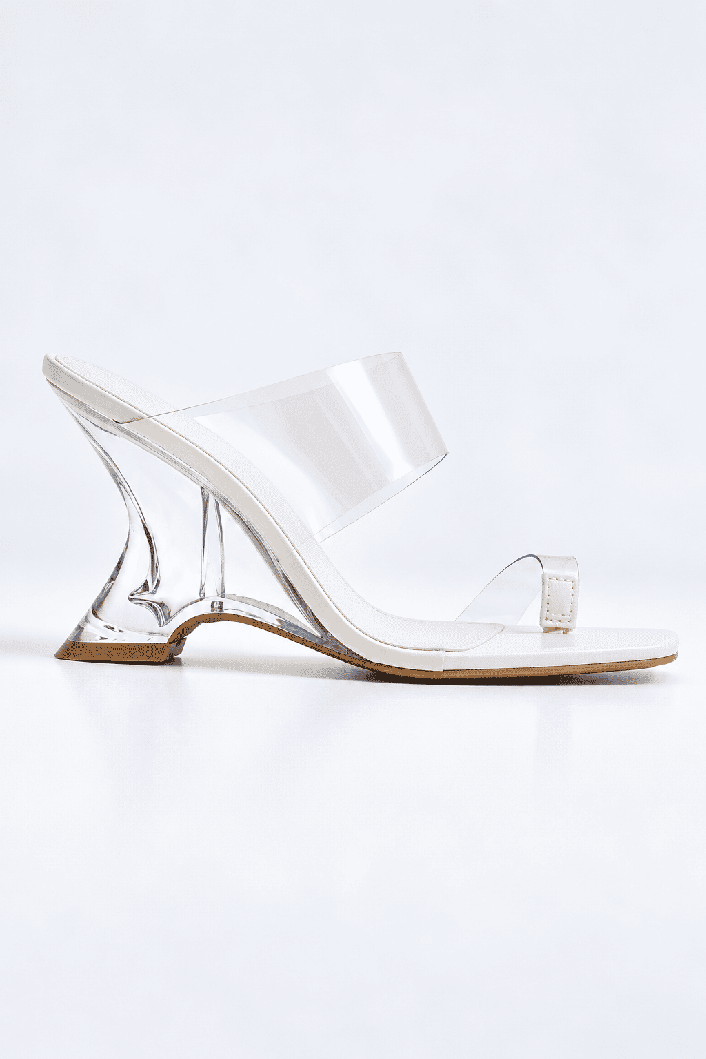 nic-tamanco-feminino-salto-acrilico-off-white Tamanco Feminino Nic Off White com vinil transparente vista lateral
