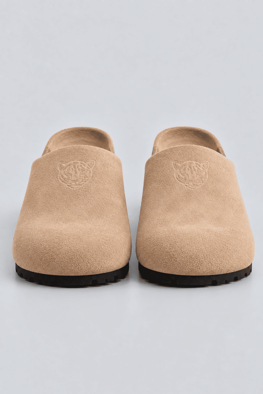 clog-feminino-anatomico-couro-camurca-bege-lina Par de clogs femininos anatômicos couro camurça bege Lina, vista frontal