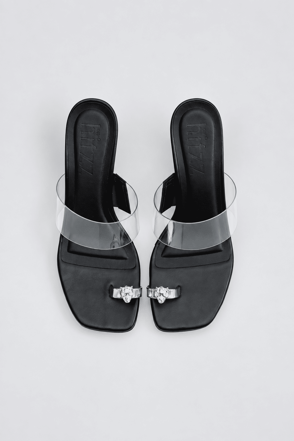 lionne-tamanco-feminino-preto Tamanco Feminino Lionne Preto vista superior detalhe das tiras
