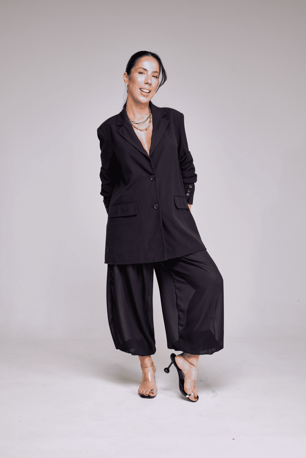 Tamanco Feminino Lionne Preto vista superior do par nos Pés da Modelo