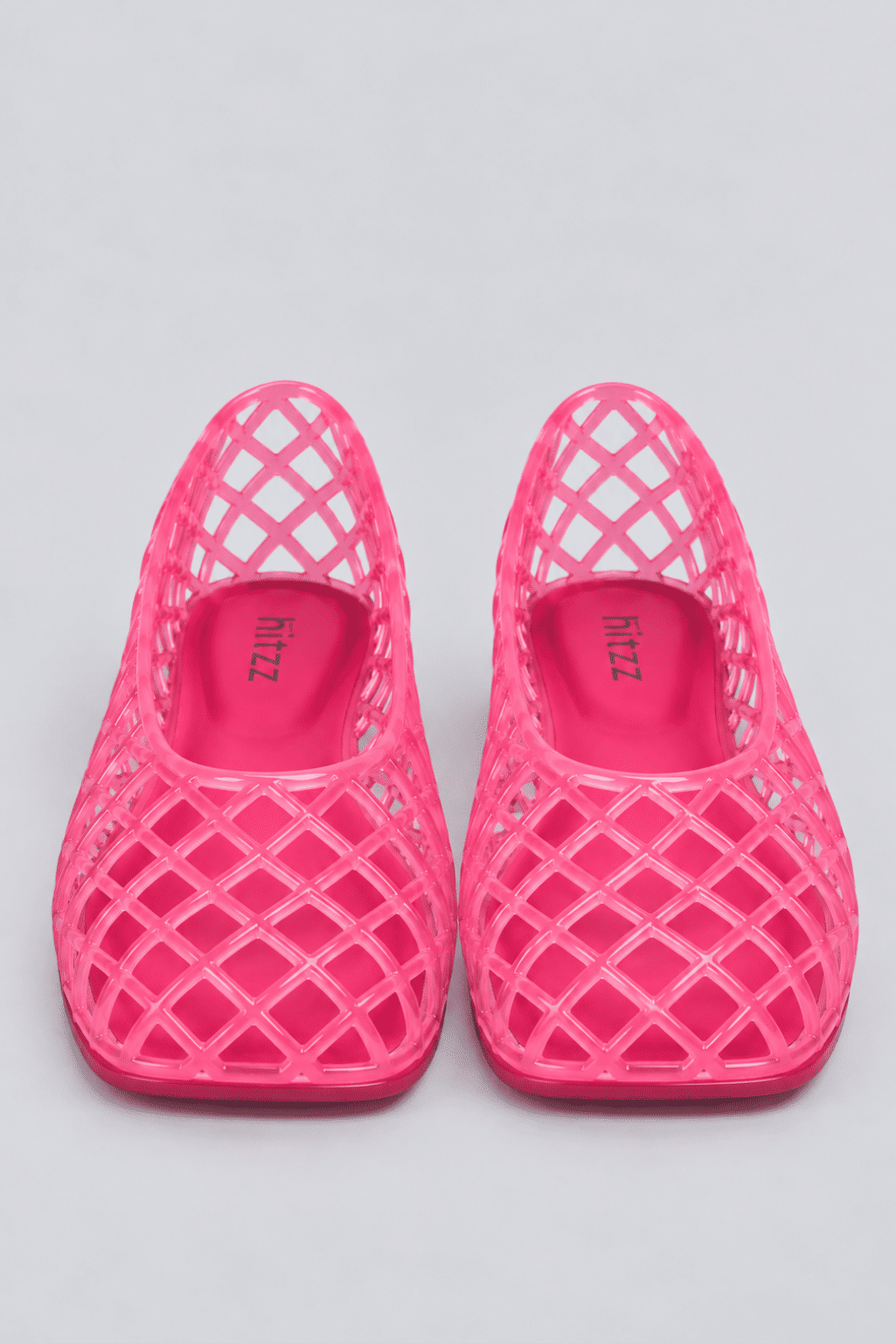 sapatilha-feminina-rosa-gummy Par da Sapatilha Feminina Rosa - Gummy fotografado de frente, com a marca "hitzz" visível nos dois solados internos.