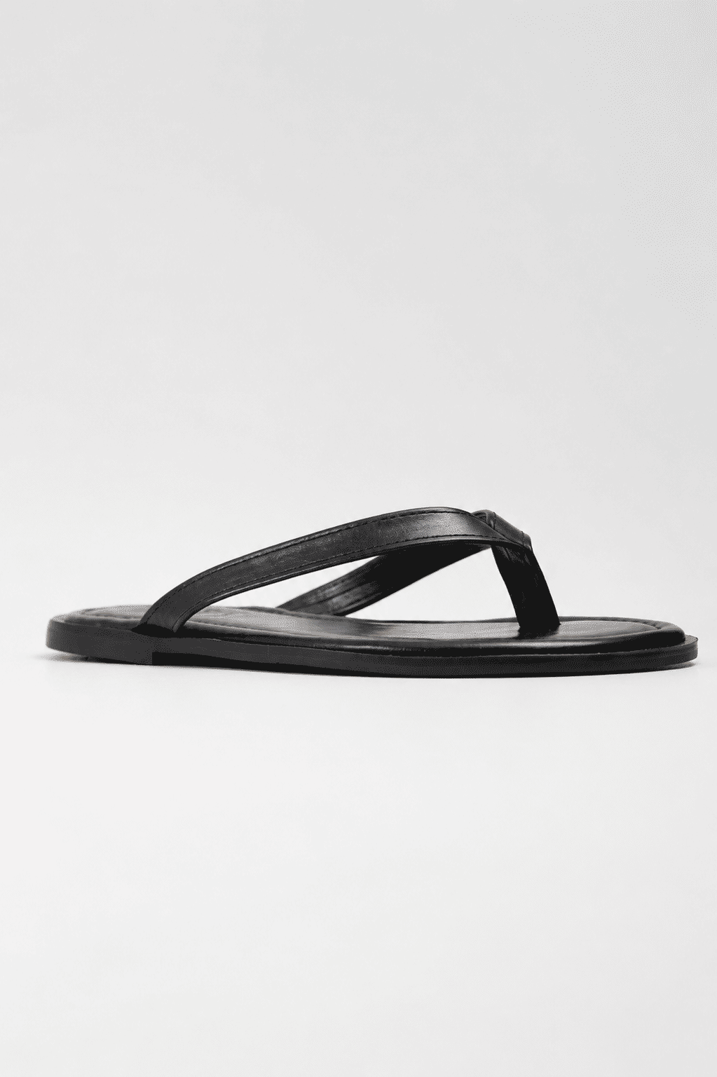 isla-flat-feminino-preto Chinelo Flat Feminino Isla Preto em vista 45 graus mostrando tiras de dedo e solado flat