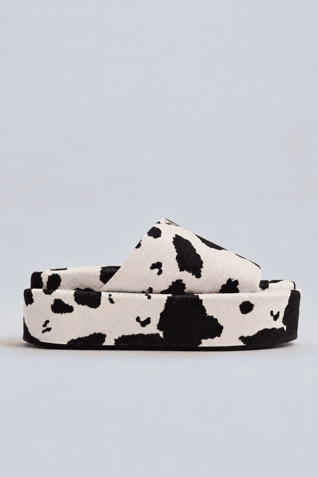 tamanco-feminino-plataforma-vaca-branco-preto-fifi Tamanco feminino plataforma com estampa animal print vaca branco e preto, vista lateral, isolado em fundo cinza claro.