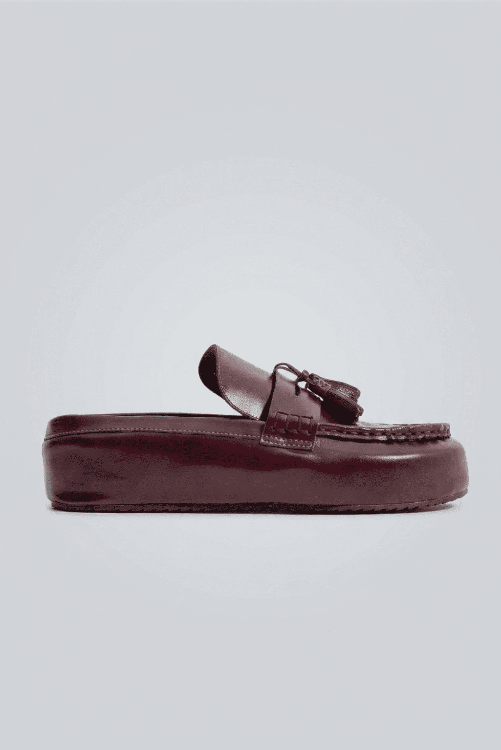 Clog Feminino Mali Bordô visto de lado, com tassel e salto flatform