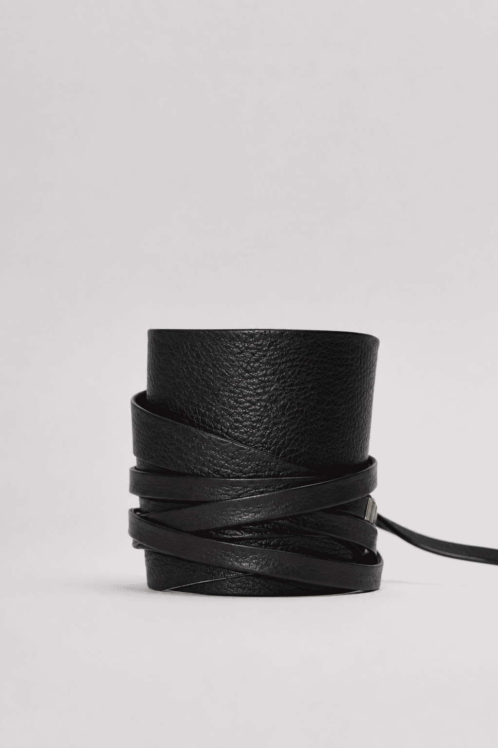 tye-cinto-feminino-preto Faixa cinto feminina preta em material texturizado com tiras longas para amarração, foto de detalhe do produto.