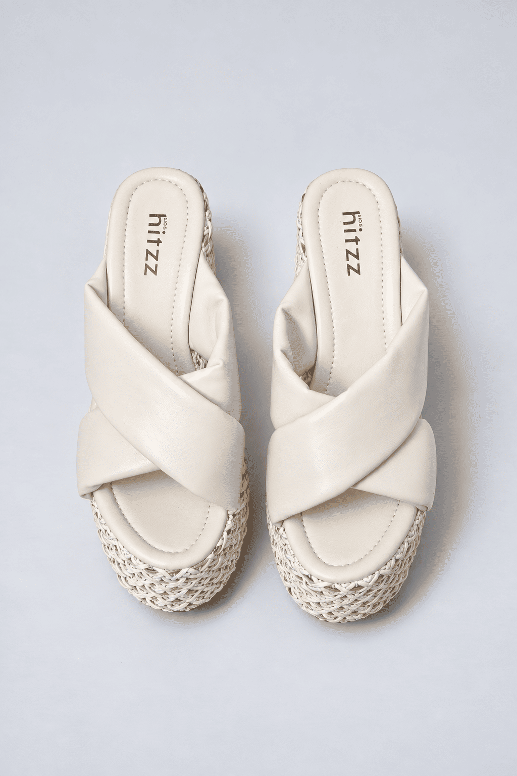 livia-tamanco-feminino-plataforma-off-white Tamanco Livia branco com tiras cruzadas visto de cima