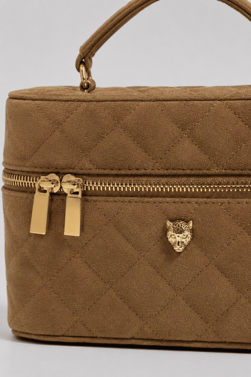 agnes-bolsa-feminina-metalasse-lateral-bege Detalhe do matelassê, zíper e metais dourados da bolsa feminina bege